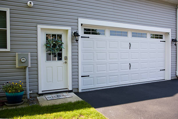 24/7 Emergency Garage Door Panel Replacement experts in Maize, KS